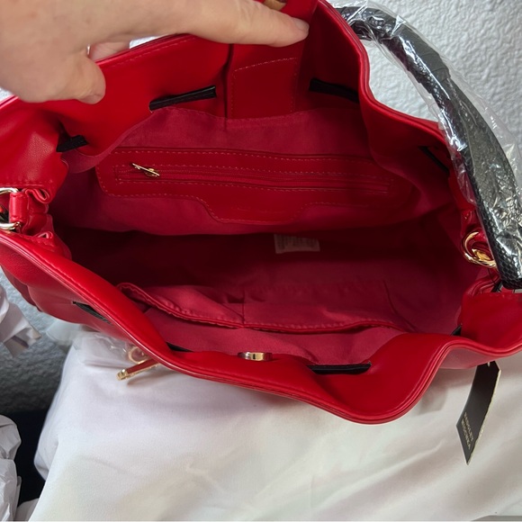 Badgley Mischka Red Shoulder Bag with Sleek Design - Picture 5 of 6